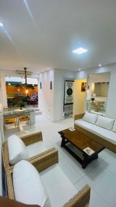 Uma área de estar em Apartamento com varanda Gourmet na praia da enseada