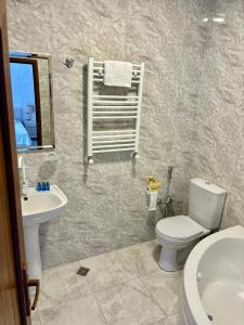 Koupelna v ubytování Cottages at Villa Del Mar Kvariati