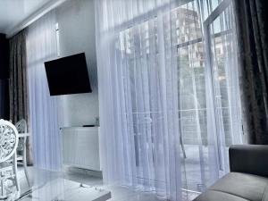 TV a/nebo společenská místnost v ubytování Cottages at Villa Del Mar Kvariati