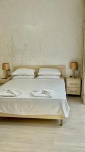 Postel nebo postele na pokoji v ubytování Cottages at Villa Del Mar Kvariati + 34 fotografií