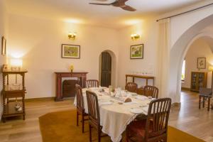 a large dining room with a table and chairs at Sinna Dorai's Rotti Kadai Bungalow in Vālpārai