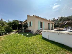 Το κτήριο όπου στεγάζεται  η παραθεριστική κατοικία