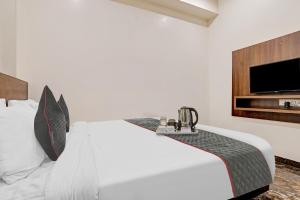 Townhouse Hotel O Benchmark的电视和/或娱乐中心