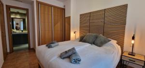 Posteľ alebo postele v izbe v ubytovaní Luxe appartement, centrum Marbella, vlak aan zee!