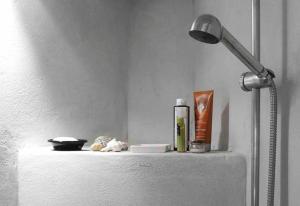 Cheerful 2-bedroom villa with gorgeous terraces في هيدرا: وجود مصباح على كونتر في الحمام