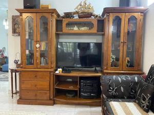 TV/trung tâm giải trí tại 4BR 2Storey Terrace Homestay at Bukit Jambul by SK Vacation Homes