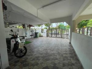 Ban công/sân hiên tại 4BR 2Storey Terrace Homestay at Bukit Jambul by SK Vacation Homes