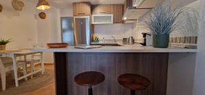 Kuchyňa alebo kuchynka v ubytovaní Luxe appartement, centrum Marbella, vlak aan zee!