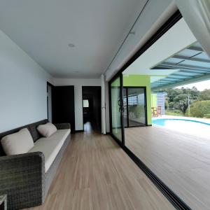 Bazén v ubytování Pura Natura Lodge Manuel Antonio nebo v jeho okolí