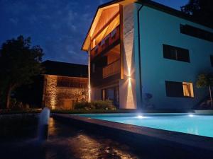 Bazén v ubytování Hofgut Antlas nebo v jeho okolí