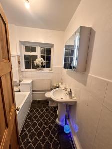 Ένα μπάνιο στο GerrardsCross-Sleeps4-Parking-PetFriendly-Wembley +49 φωτογραφίες