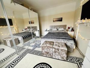 En eller flere senge i et værelse på GerrardsCross - Stay4 - Parking - PetsOK - Wembley