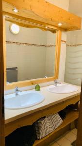 a bathroom with a sink and a mirror at Appartement vue Montblanc 5mn piste2 in Les Trabets +34 photos