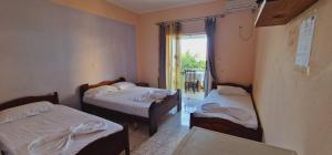 Ένα ή περισσότερα κρεβάτια σε δωμάτιο στο Guest house Luiza & Bushati