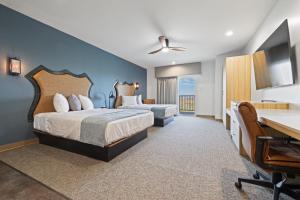 TopockTopock66 Hotel的一间酒店房间，里面有两张床和一张桌子。