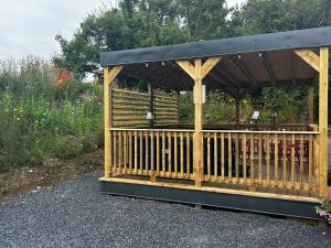 Zahrada ubytování LITTLE ROCK RETREAT Log Cabin with Hot Tub
