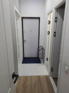 a hallway with a door leading to a room at Уютная квартира в парковой зоне in Chong-Aryk