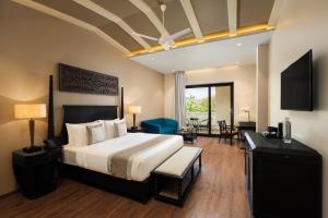 乌代浦Essentia Luxury Resort & Spa Udaipur的一间带大床的卧室和一间客厅