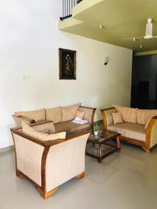 Una sala de estar con sofás y una mesa de café. en Angila Villa Negombo, en Negombo