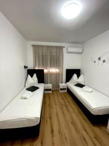Ένα ή περισσότερα κρεβάτια σε δωμάτιο στο Apartman Lora
