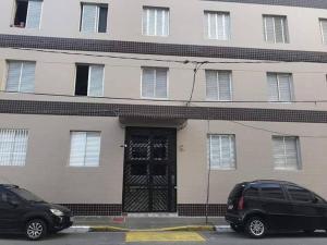 two cars parked in front of a building with a door at Apartamento porta da praia - Ocian in Samaritá