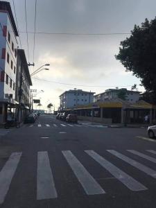 an empty street with a crosswalk in a city at Apartamento porta da praia - Ocian in Samaritá