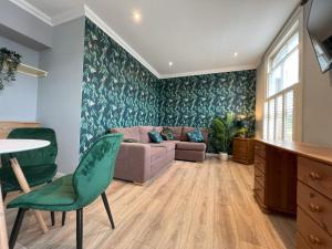 a living room with a couch and a table and chairs at Two Bedroom Flat in London in London