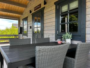 Balkón nebo terasa v ubytování LITTLE ROCK RETREAT Log Cabin with Hot Tub