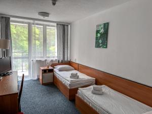 pokój hotelowy z dwoma łóżkami i oknem w obiekcie Hotel Echo w mieście Cedzyna +37 zdjęć