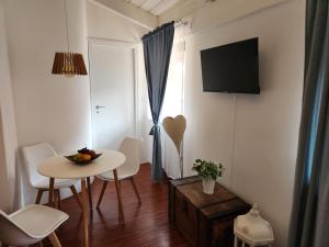 TV a/nebo společenská místnost v ubytování Gaia Suites - A due passi dal centro - Parcheggio privato