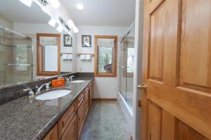 ein Badezimmer mit Waschbecken, Dusche und Spiegel in der Unterkunft 210 Sheol Street in Durango Mountain Resort + 31 Fotos