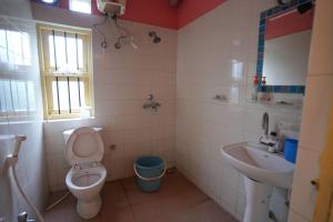 Gallery image of Urban Tripper Aamar Bari Homestay by Arindam in Srī Niketan +14 photos