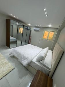 Postel nebo postele na pokoji v ubytování شقه للإيجار فرش فندقي بالمهندسين