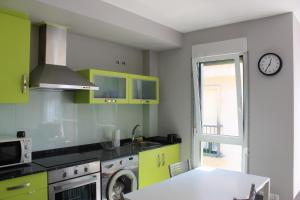 Kuchyň nebo kuchyňský kout v ubytování O Faro de Corrubedo