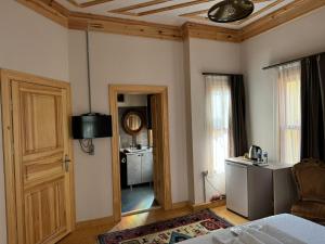 Habitación con dormitorio con cama y puerta en HanFlats, en Estambul