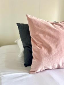 Ένα ή περισσότερα κρεβάτια σε δωμάτιο στο LArsenal avec parking, centre de Rennes +14 φωτογραφίες