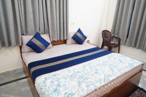 Postel nebo postele na pokoji v ubytování Kashi Paradise Stay by visitkashi