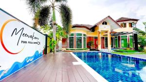 Bazén v ubytování Meenakorn Pool Villa Satun nebo v jeho okolí