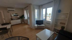 Μια τηλεόραση ή/και κέντρο ψυχαγωγίας στο 1ª linea reformado y perfecta ubicacion frente al puerto deportivo