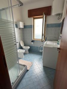 Bilik mandi di Appartamento Bianco con vista sul mare