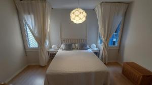 Ένα ή περισσότερα κρεβάτια σε δωμάτιο στο 1ª linea reformado y perfecta ubicacion frente al puerto deportivo +15 φωτογραφίες