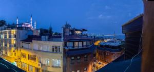 Una vista de una ciudad de noche con edificios. en The New Season Apart, en Estambul