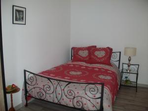 Postel nebo postele na pokoji v ubytování Chez Philomene