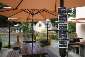 een groep banken met parasols op een patio bij The Malvern Hills Hotel in Great Malvern +46 foto's