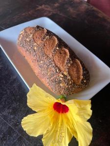 イタカレにあるPousada Hanaleiの花の横の皿の上のパン +77枚の写真