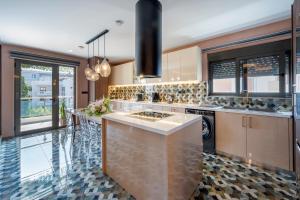 Kuchyň nebo kuchyňský kout v ubytování Anna Suites + 255 fotografií