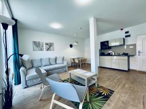 una sala de estar con un sofá y una mesa en Citystay, en Budapest