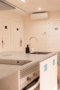 I'M Room Suites Nuevos Ministerios - Bernabeu 'Digital Access'的厨房或小厨房