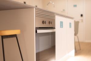 I'M Room Suites Nuevos Ministerios - Bernabeu 'Digital Access'的厨房或小厨房