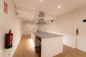 I'M Room Suites Nuevos Ministerios - Bernabeu 'Digital Access'的厨房或小厨房